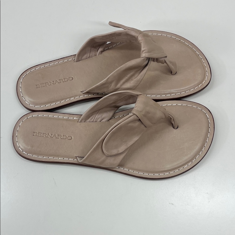 New BERNARDO Lillian Padded Bow Thong Flat Sandals Size 10 - Picture 3 of 5